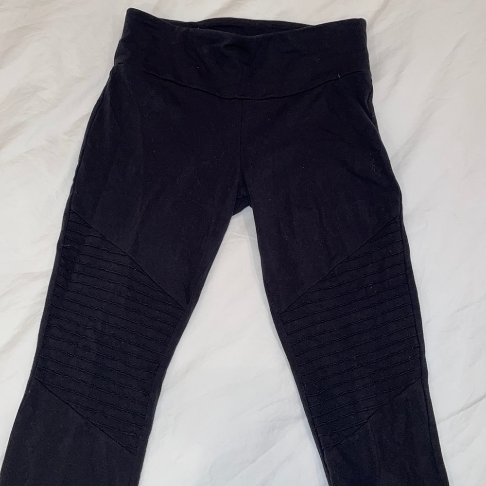 Black leggings with knee design